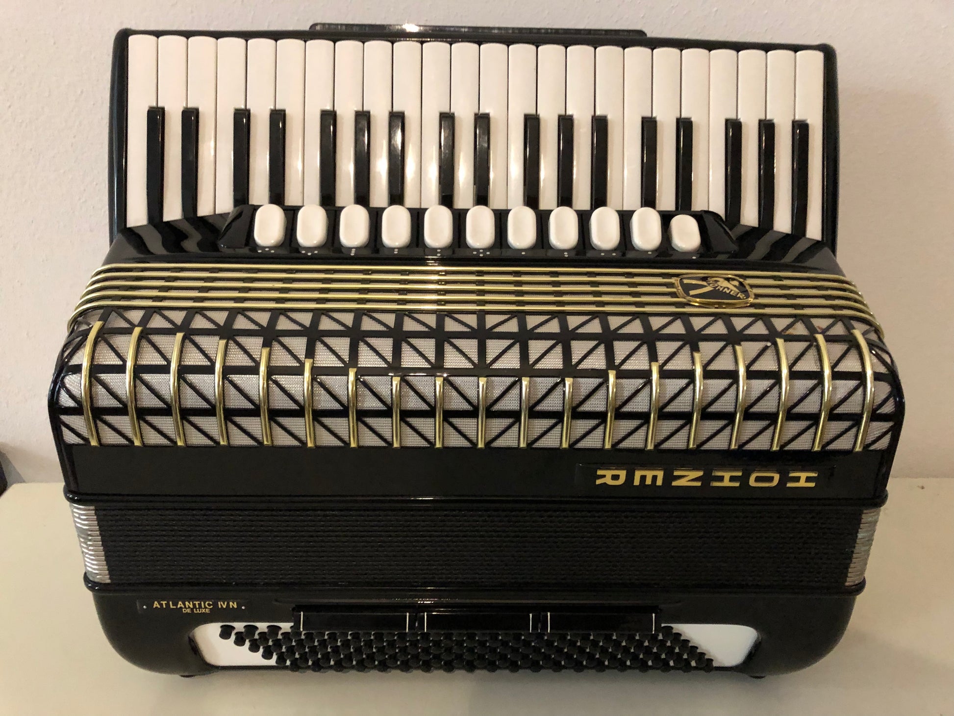Hohner Atlantic IV N Deluxe 120 Bass Accordion – 11 Registers Hohner Atlantic IV N Deluxe 120 Bass Accordion – 11 Registers
