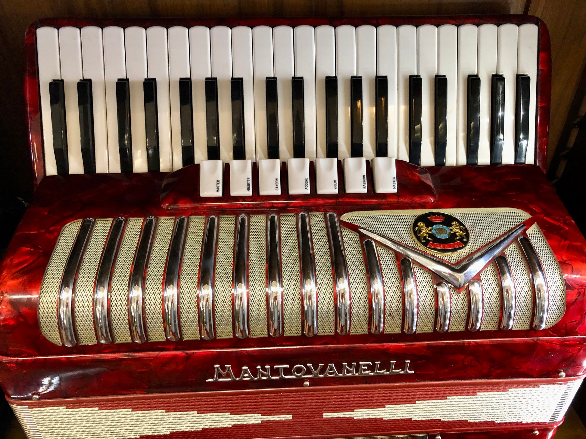 Rotes Costa Instruments Akkordeon Mantovanelli mit 120 Bässen und 7 Registern, spielbereit, Nahaufnahme der Tasten und Bedienelemente