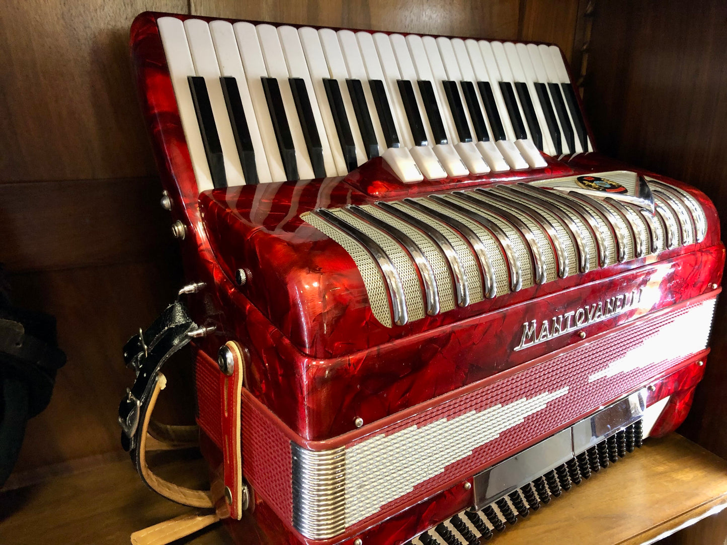 Rotes Mantovanelli Akkordeon von Costa Instruments mit 120 Bässen und 7 Registern, spielbereit, Nahaufnahme