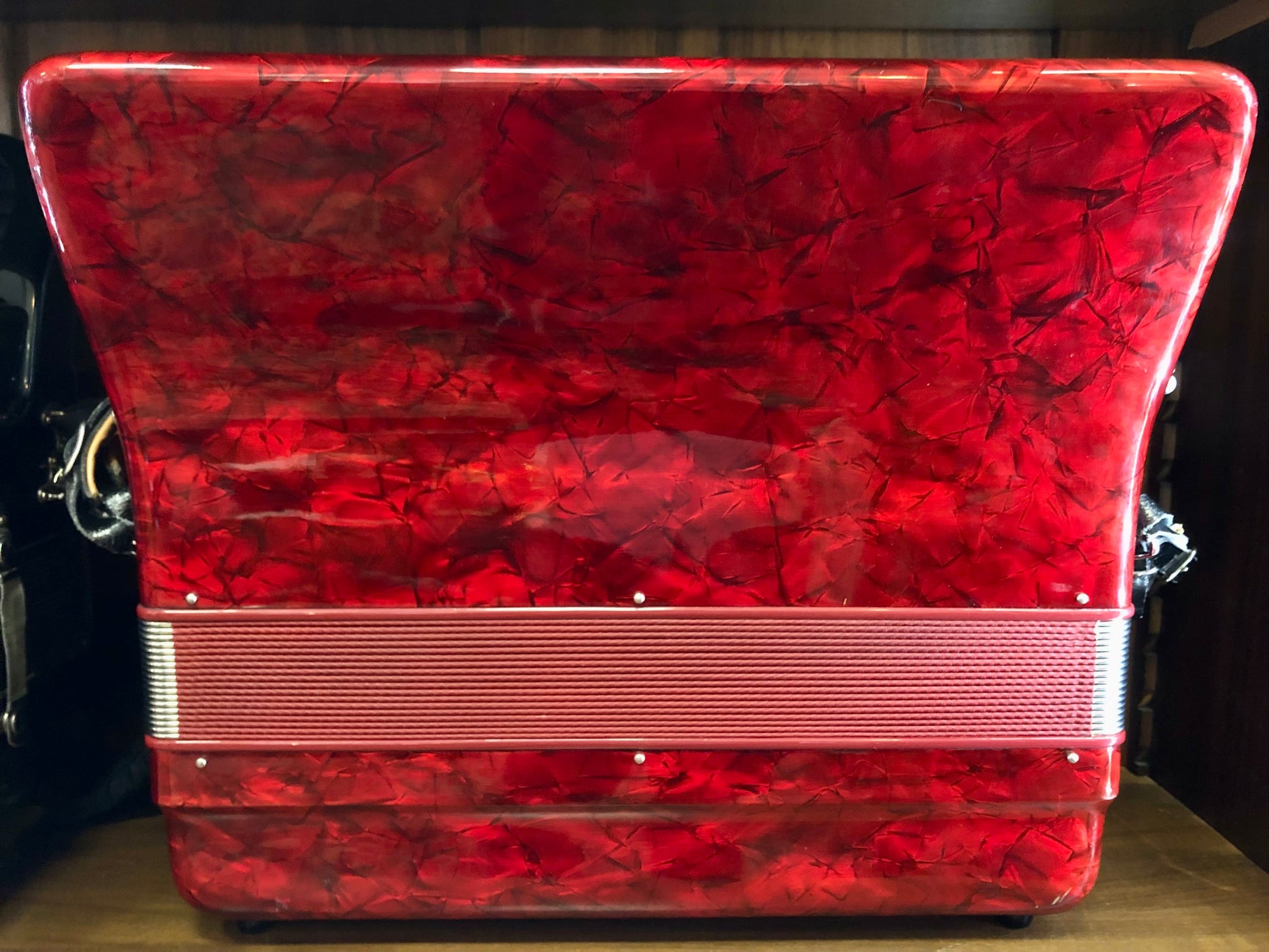 Rotes Costa Instruments Akkordeon Mantovanelli, 120 Bässe, 7 Register, spielbereit, mit Tastatur und Knöpfen sichtbar