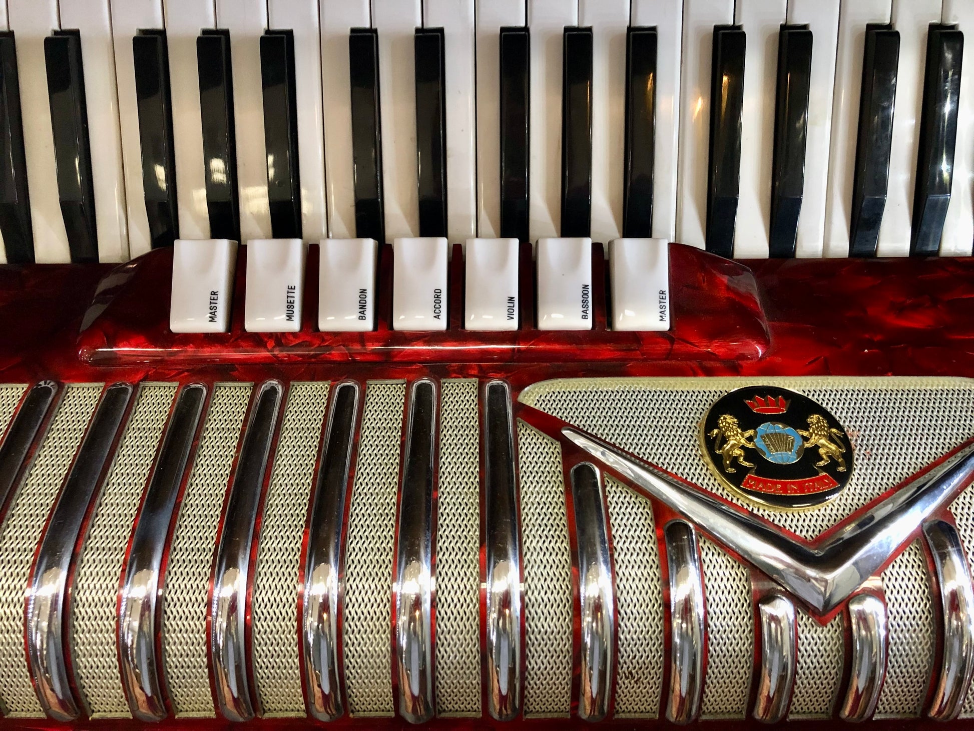 Rotes Mantovanelli Akkordeon von Costa Instruments mit 120 Bass, 7 Register und spielbereit, sichtbar mit Tasten und Bälgen