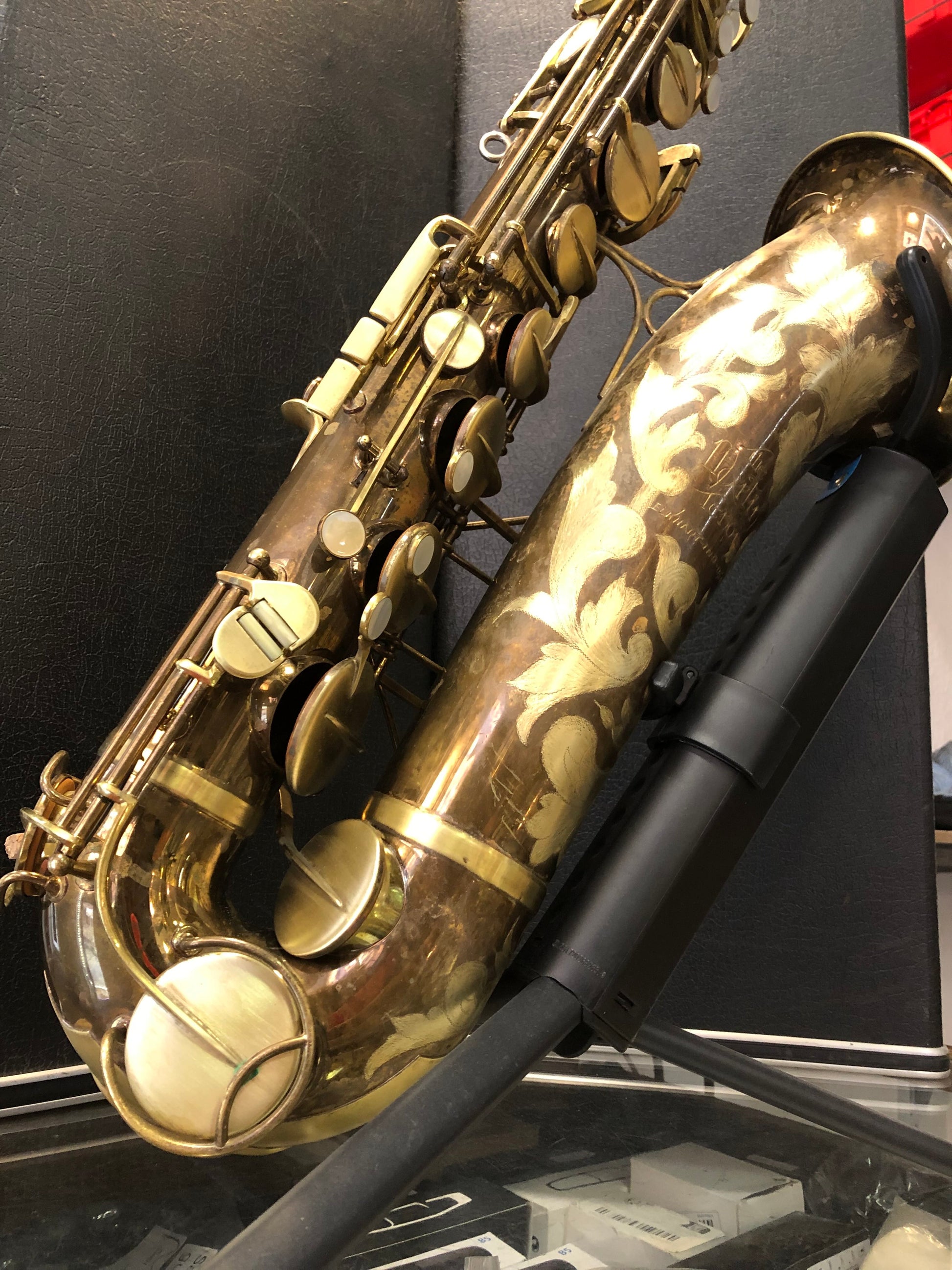 Goldenes Tenorsaxophon Martin Committee mit Blumenmuster von Costa Instruments, detailreiche Ansicht, Garantie inklusive