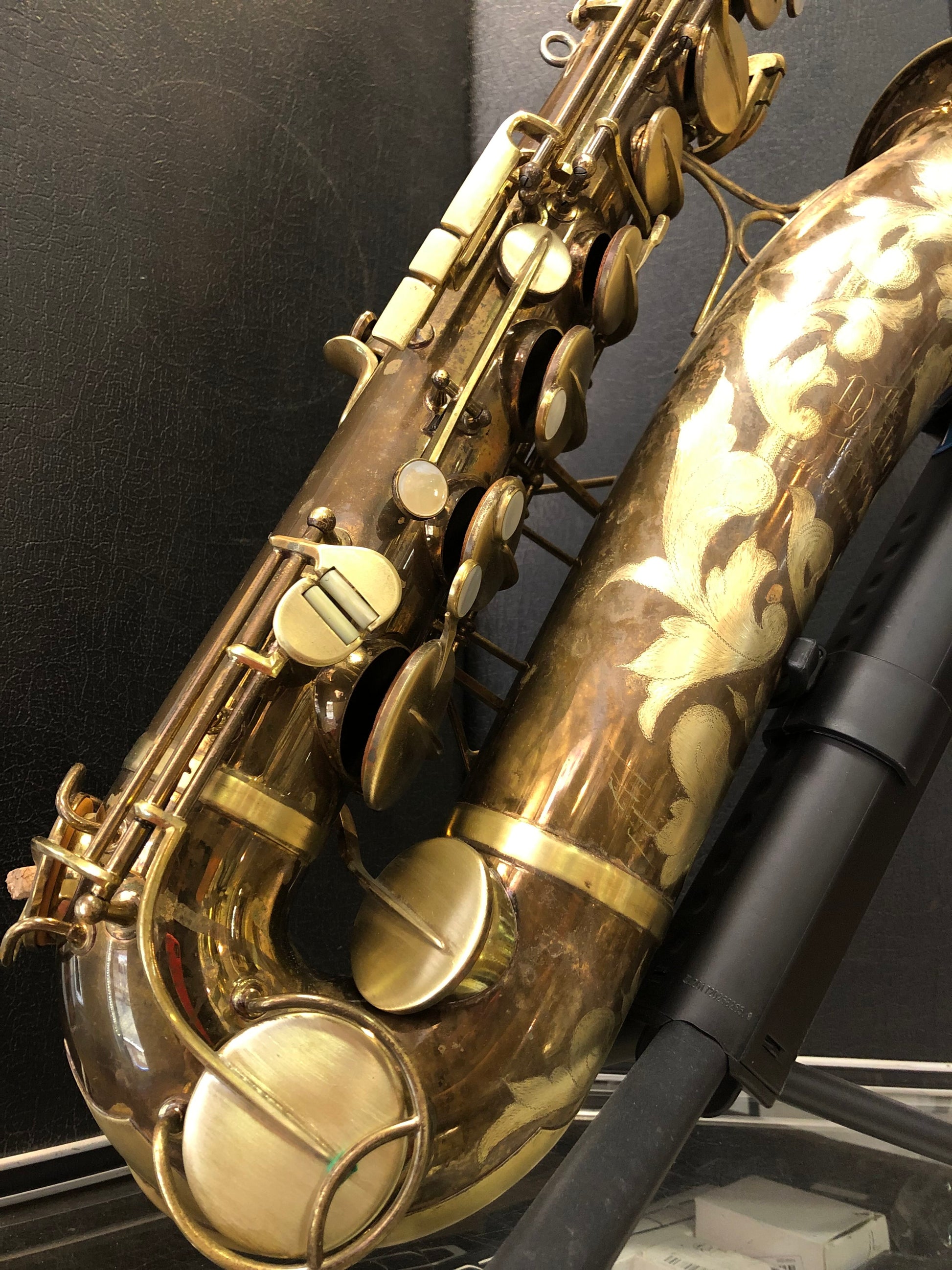 Goldenes Tenorsaxophon Martin Committee mit Blumen-Design von Costa Instruments, detailreiche Ansicht, Garantiesiegel sichtbar