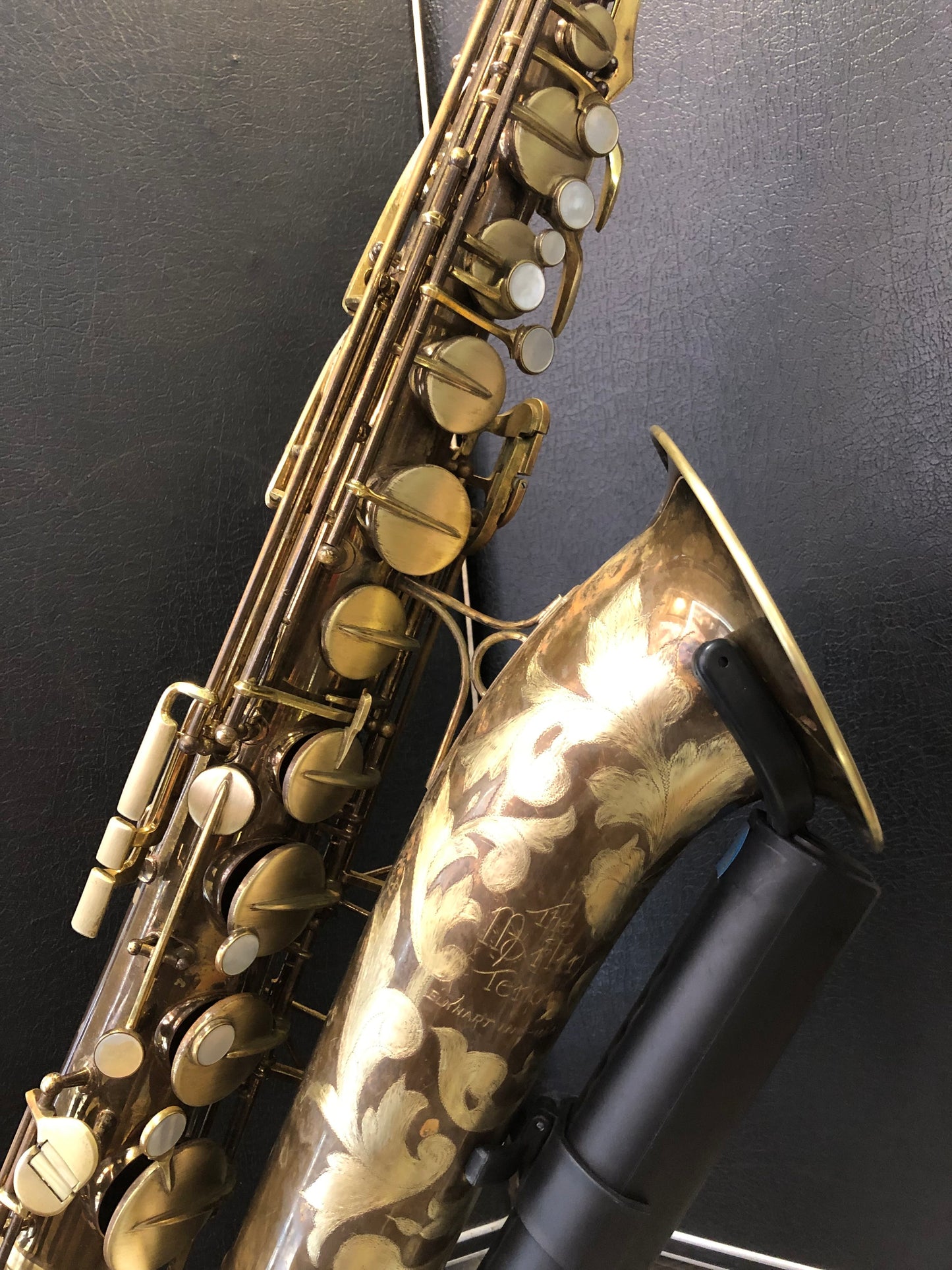 Goldenes Tenorsaxophon Martin Committee mit Blumenmuster von Costa Instruments, detailreiche Ansicht