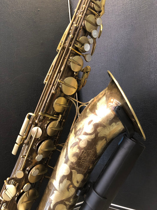 Goldenes Tenorsaxophon Martin Committee mit Blumenmuster von Costa Instruments, detailreiche Ansicht