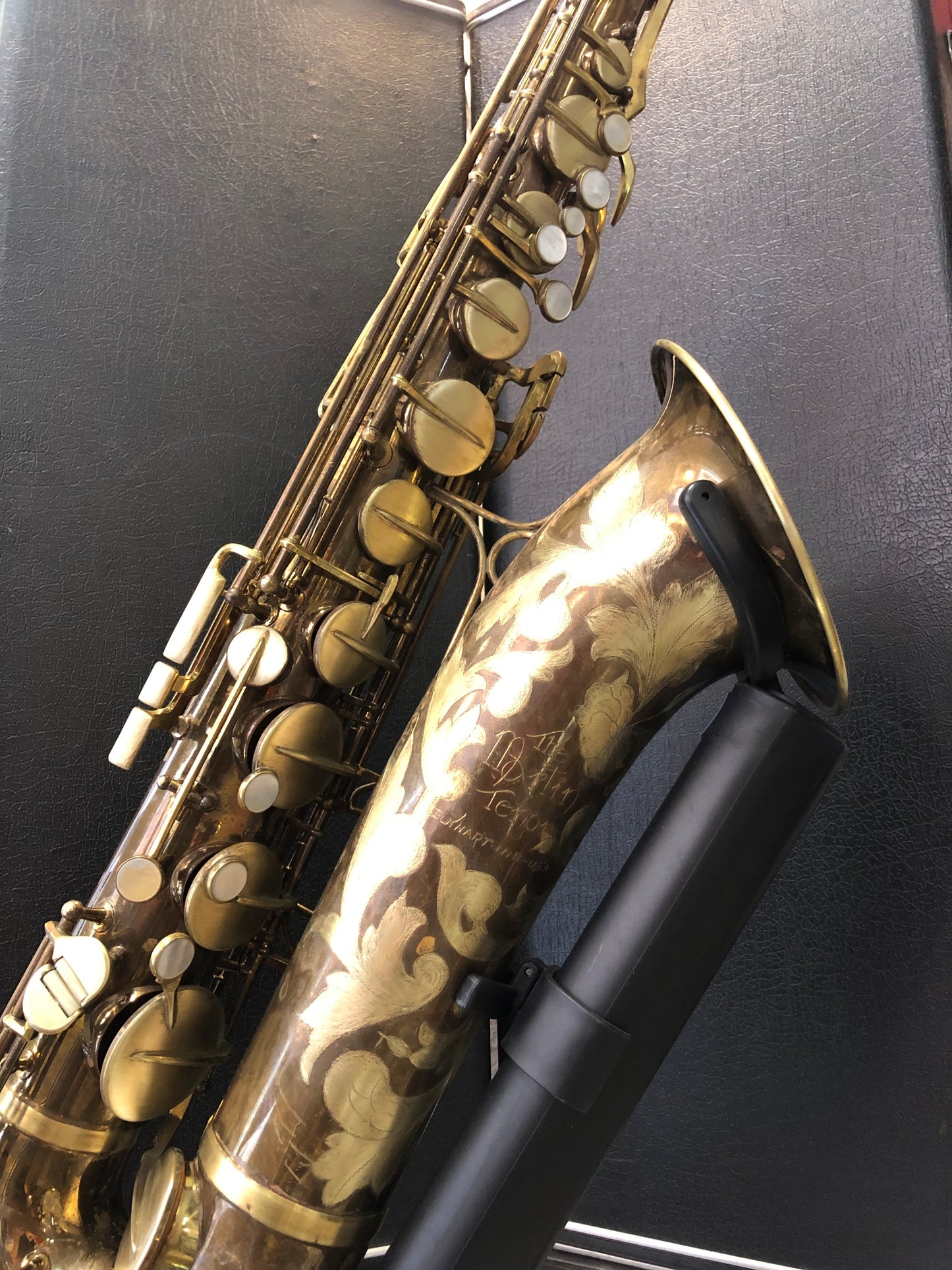 Goldenes Tenorsaxophon Martin Committee mit Blumenmuster von Costa Instruments, detailreiche Ansicht, hochwertige Handwerkskunst.