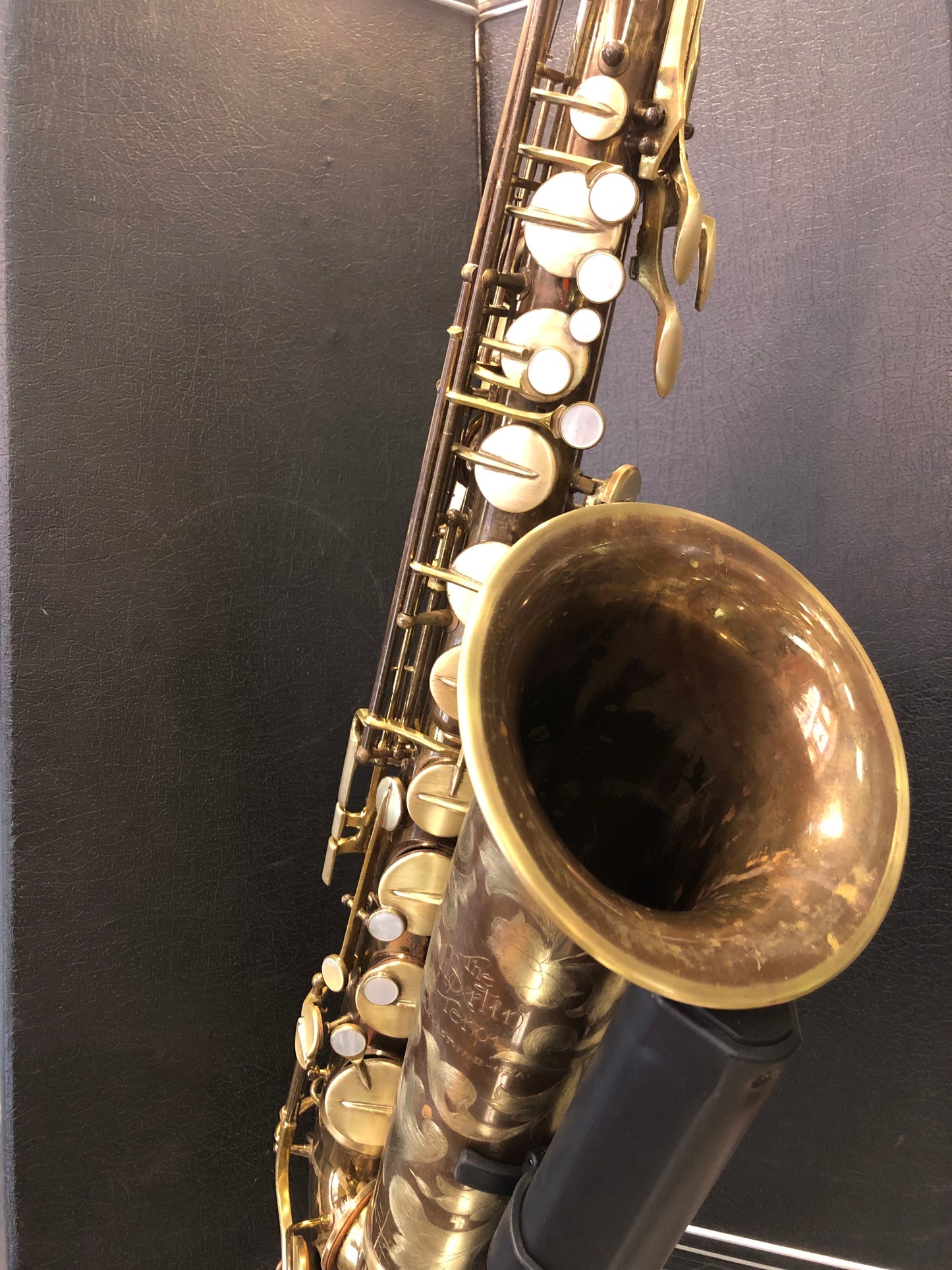Tenorsaxophon Martin Committee Gold mit Blumen, von Costa Instruments, detailreiche Ansicht des hochwertigen Blasinstruments