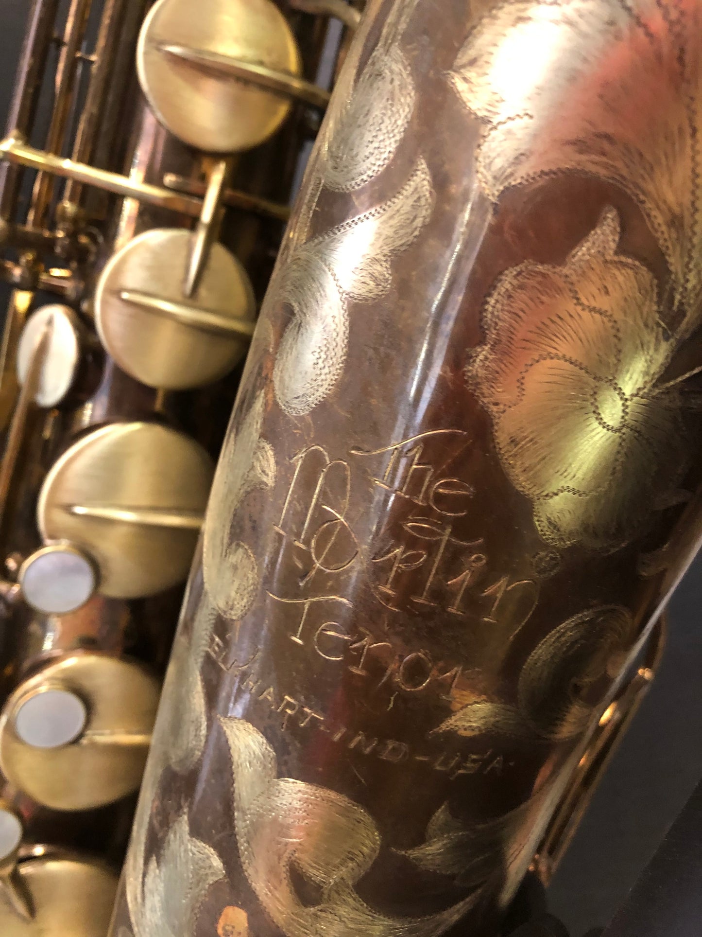 Goldenes Tenorsaxophon Martin Committee mit Blumenmotiven von Costa Instruments, detaillierte Ansicht des Instruments