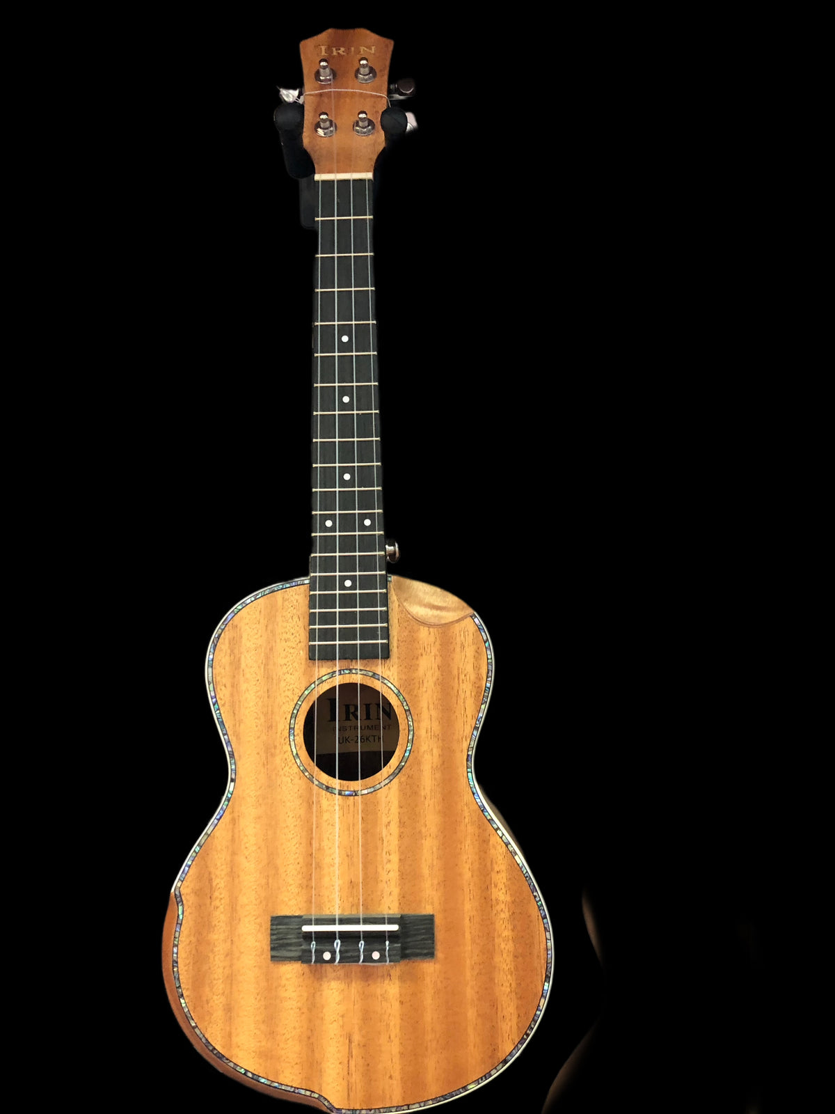 Mahagonikorpus Tenor Ukulele 26 Zoll von Costa Instruments mit Tasche, zeigt das Saiteninstrument in Nahaufnahme