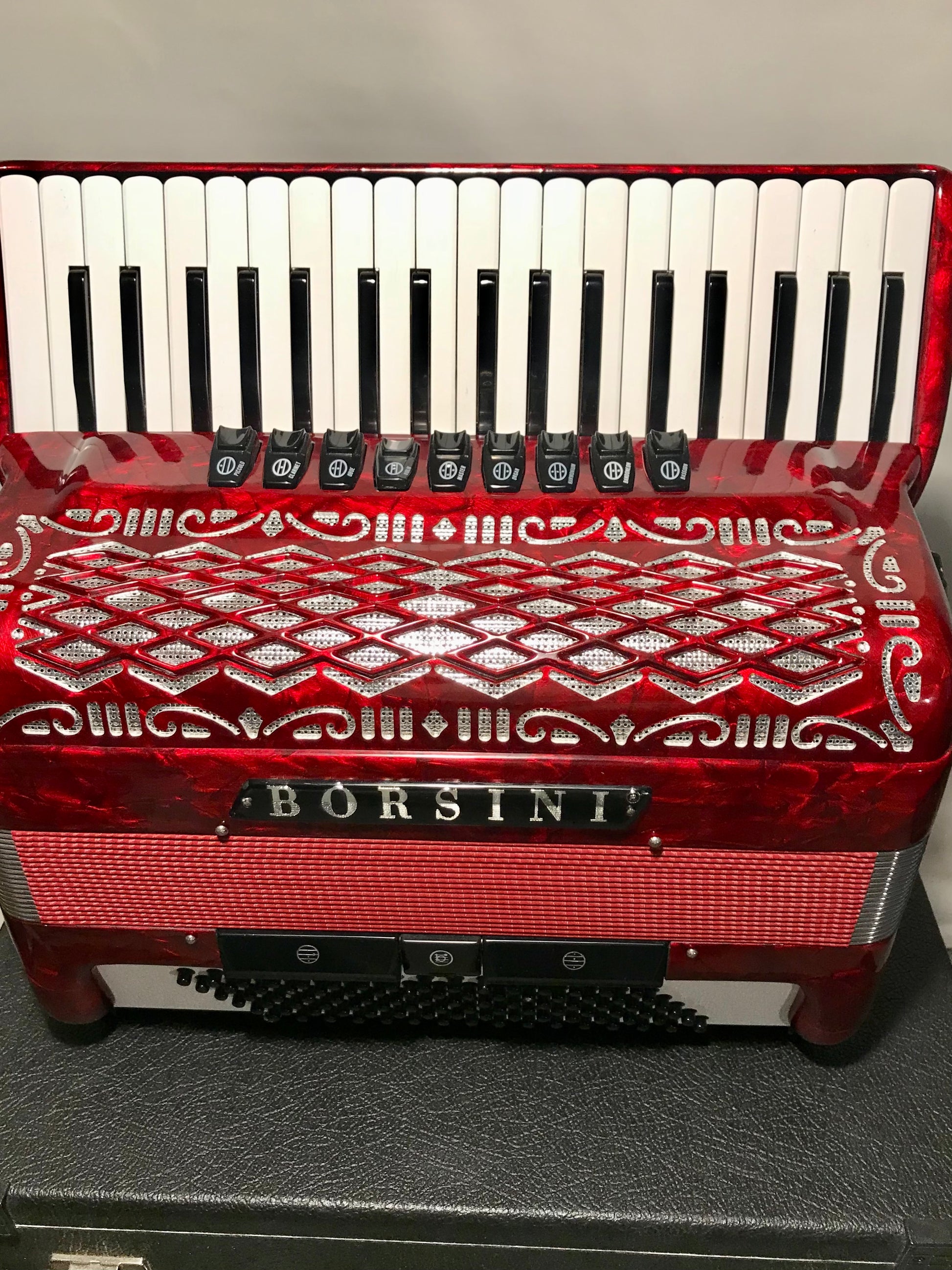 SOLD-Akkordeon Borsini 96 Bass 9 Register Italienisch Rot spielbereit Koffer LMMH - Costa Instruments