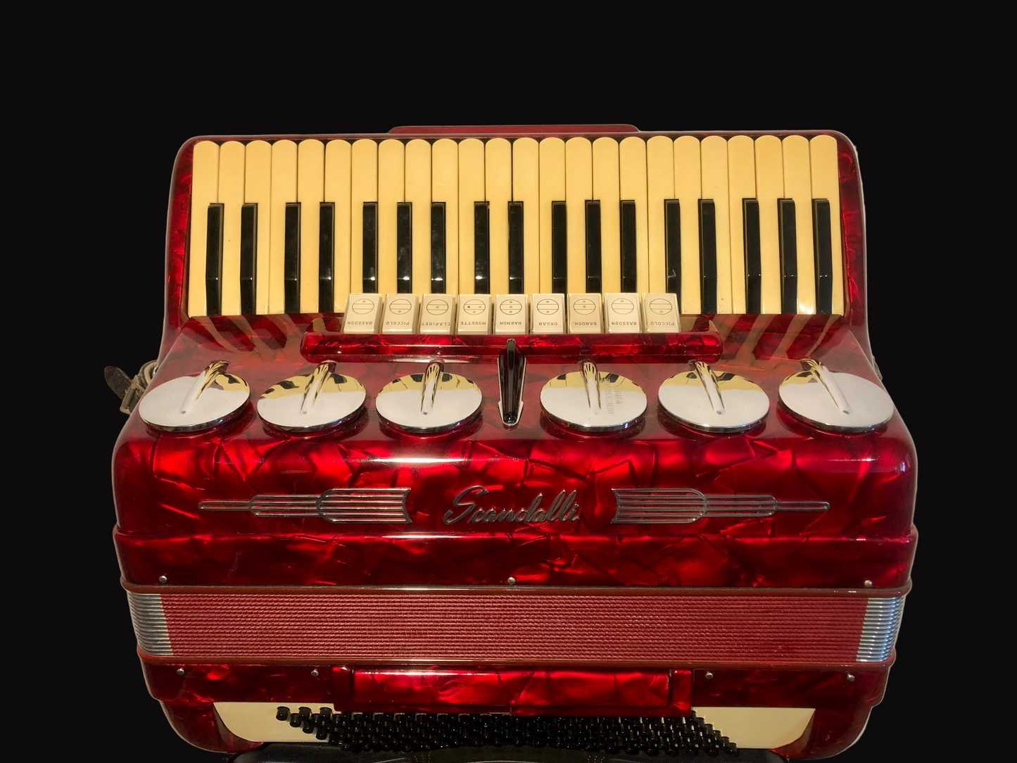Scandalli Brevetto 120 Bässe 9 Register Rot mit Saxophonklappen spielbereit