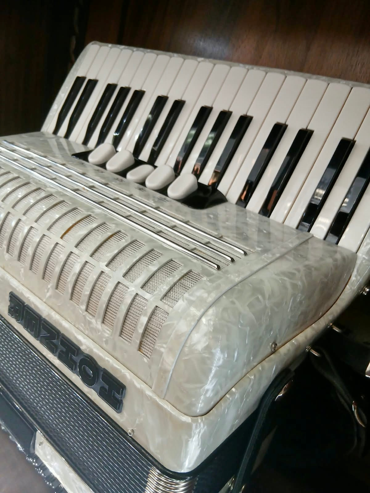 Costa Instruments Hohner Akkordeon Weiss CONCERTO III T Perlmutt mit 5 Registern und Koffer, TOP Zustand, detailreiche Ansicht
