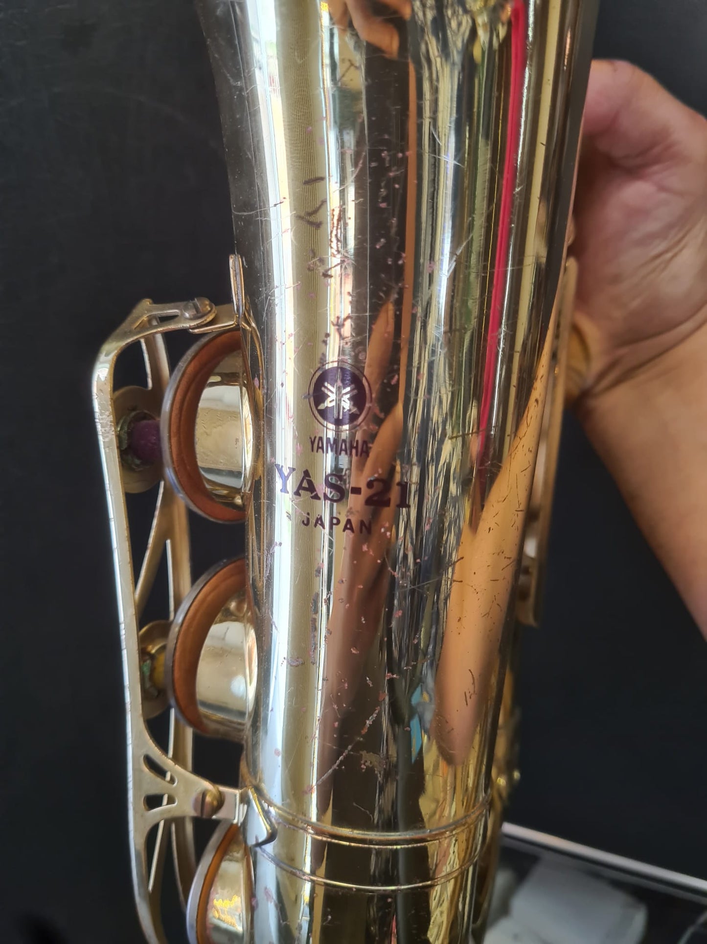 Altsaxophon Yamaha YAS 21 von Costa Instruments, glänzendes Goldfarbenes Saxofon mit Klappen und Mundstück, auf einem weißen Hintergrund