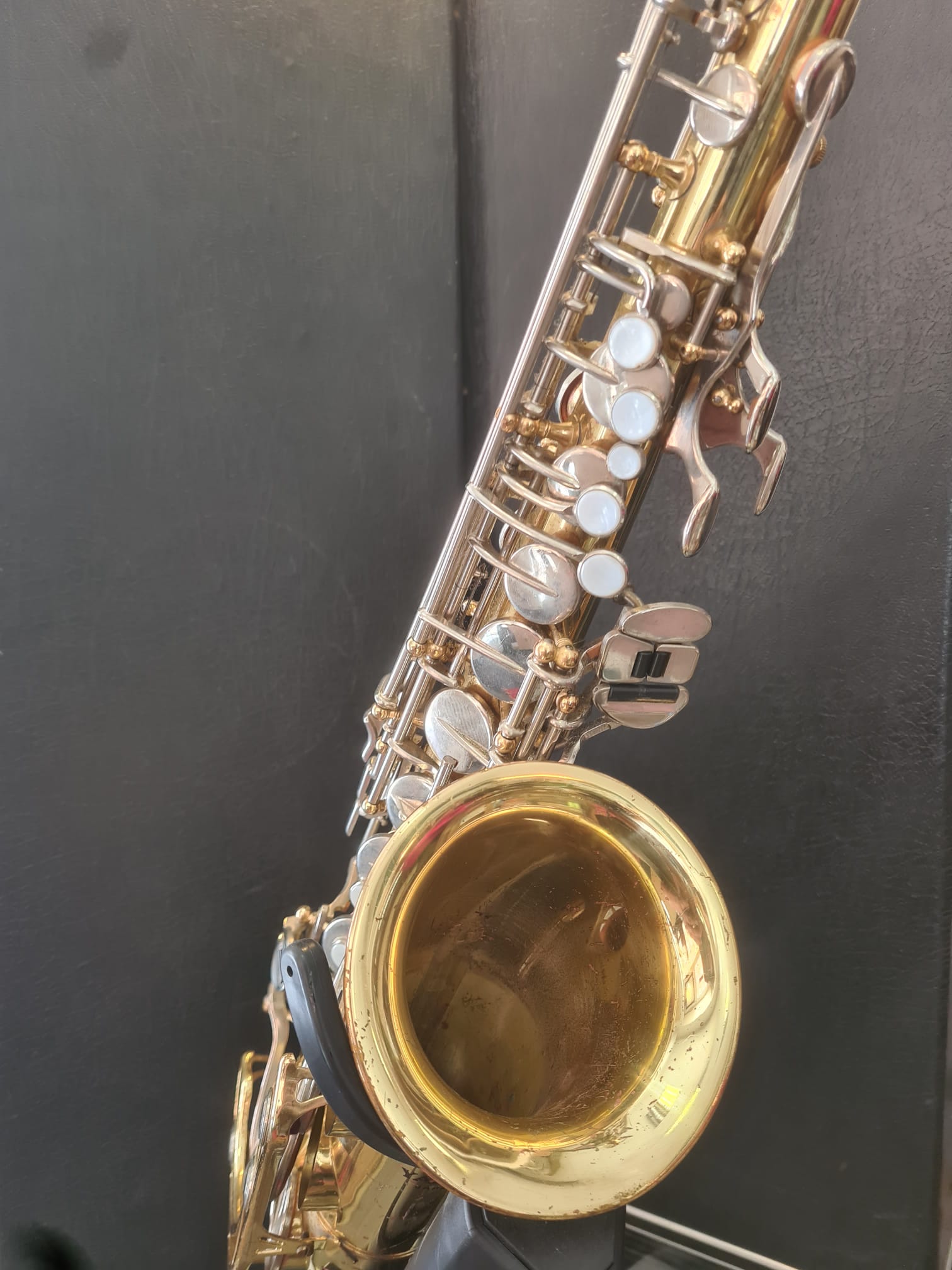 Altsaxophon Yamaha YAS 21 von Costa Instruments, glänzendes Gold-Finish, mit Klappen und Mundstück, auf einem schwarzen Hintergrund.