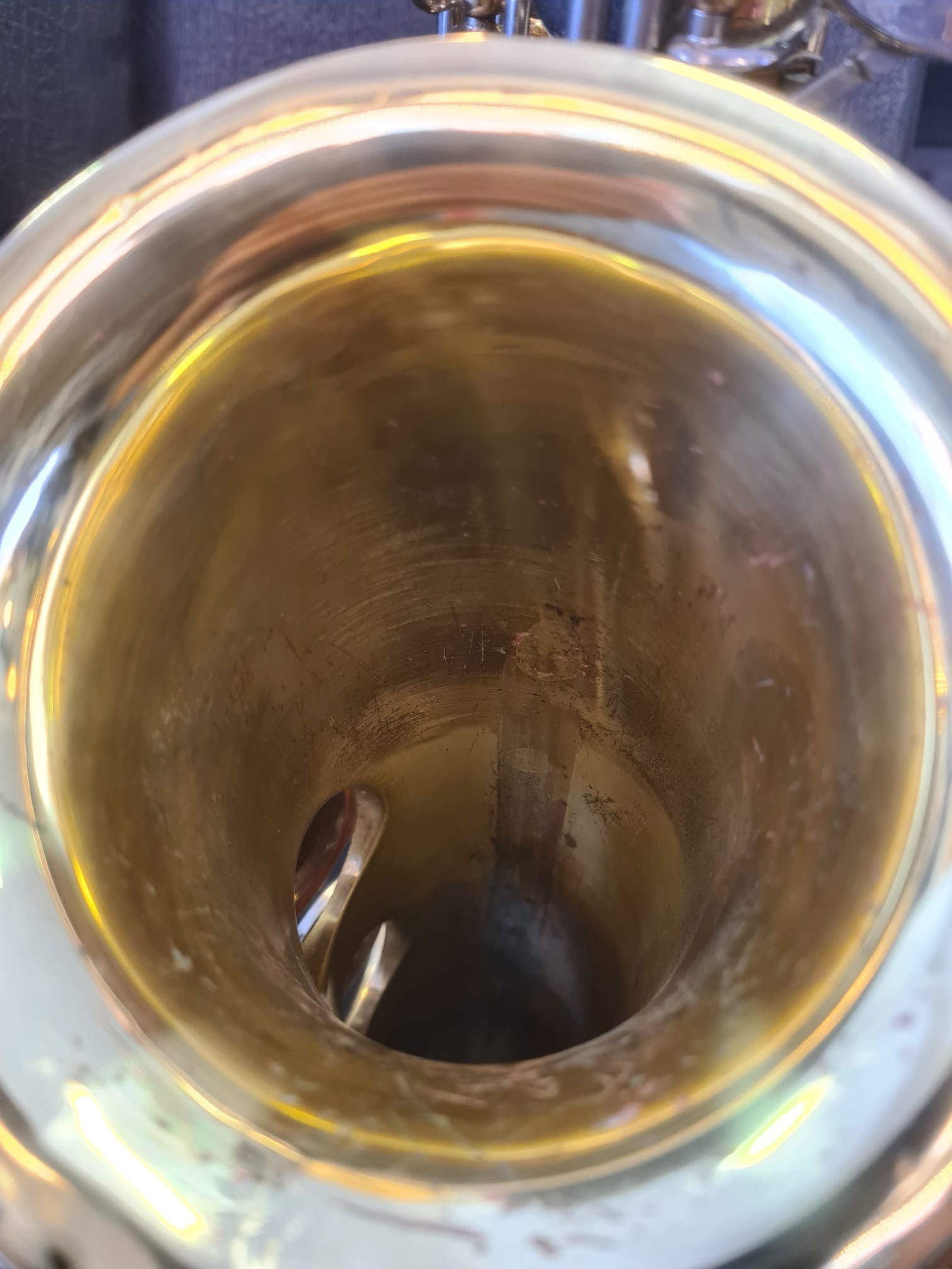 Altsaxophon Yamaha YAS 21 von Costa Instruments, glänzendes Messing, mit Klappen und Griffen, auf einem weißen Hintergrund.